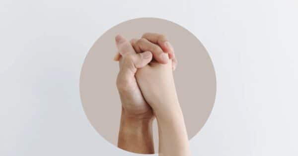 Dos manos alzadas juntándose