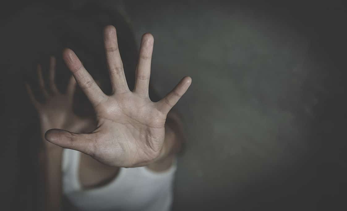 Primer plano de una palma de mano extendida de una mujer