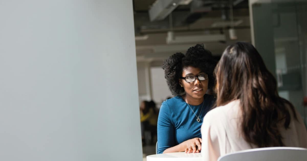 Mujer entrevistando a una víctima