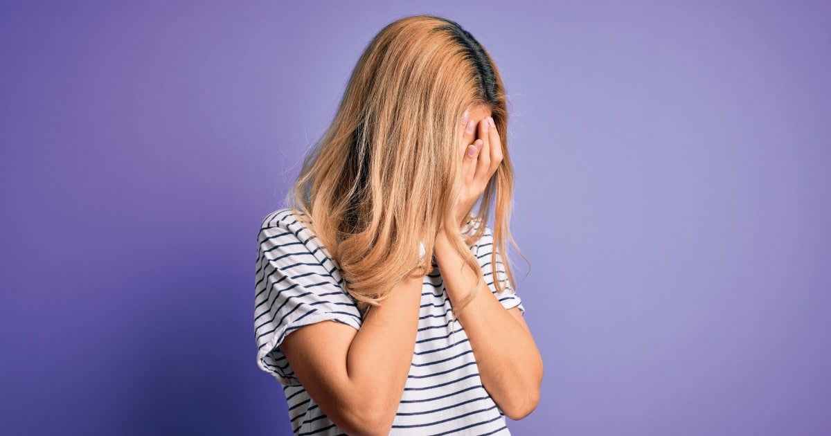 mujer llorando tapandose la cara