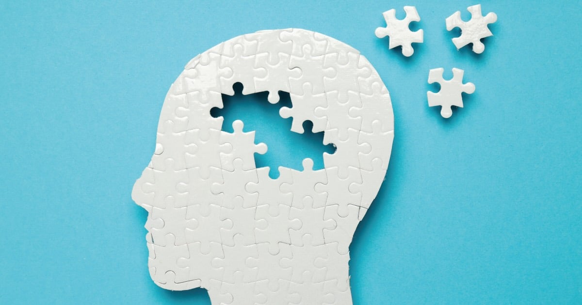 cabeza de una persona a la que le faltan piezas de puzzle del cerebro