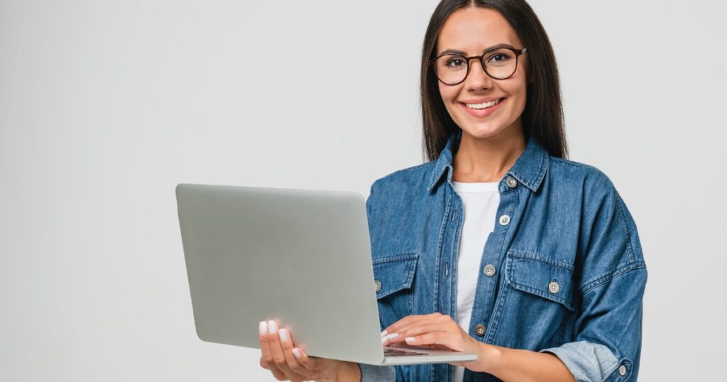 chica joven trabajando online