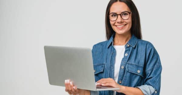 chica joven trabajando online