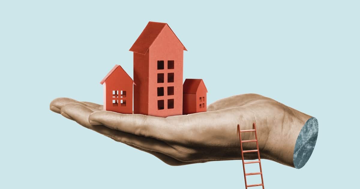 Intervención con personas sin hogar 1 maqueta de una casa sobre una mano
