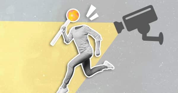 persona sale corriendo y detrás tiene una cámara de vigilancia