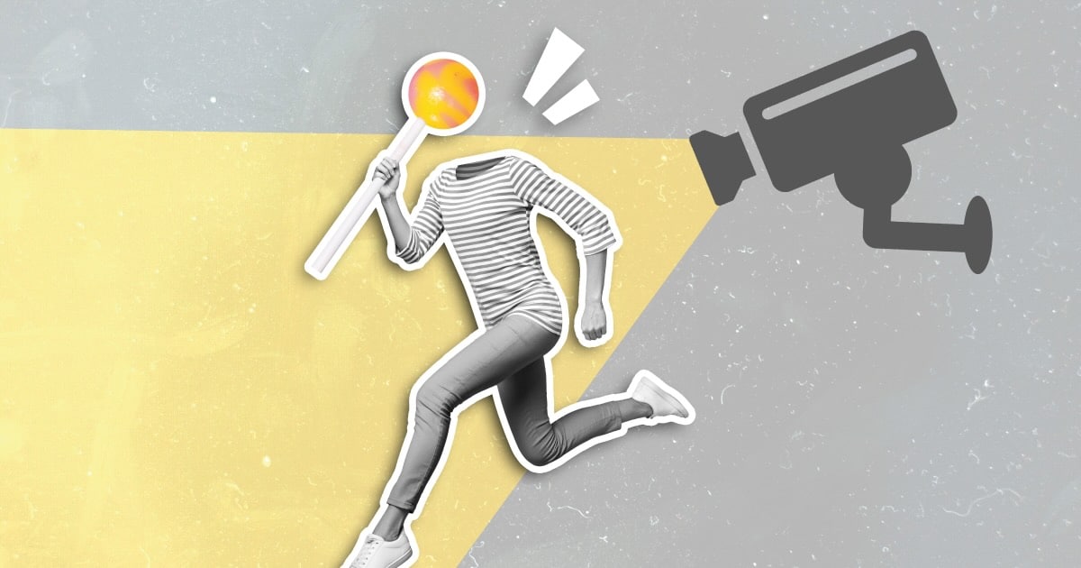 persona sale corriendo y detrás tiene una cámara de vigilancia