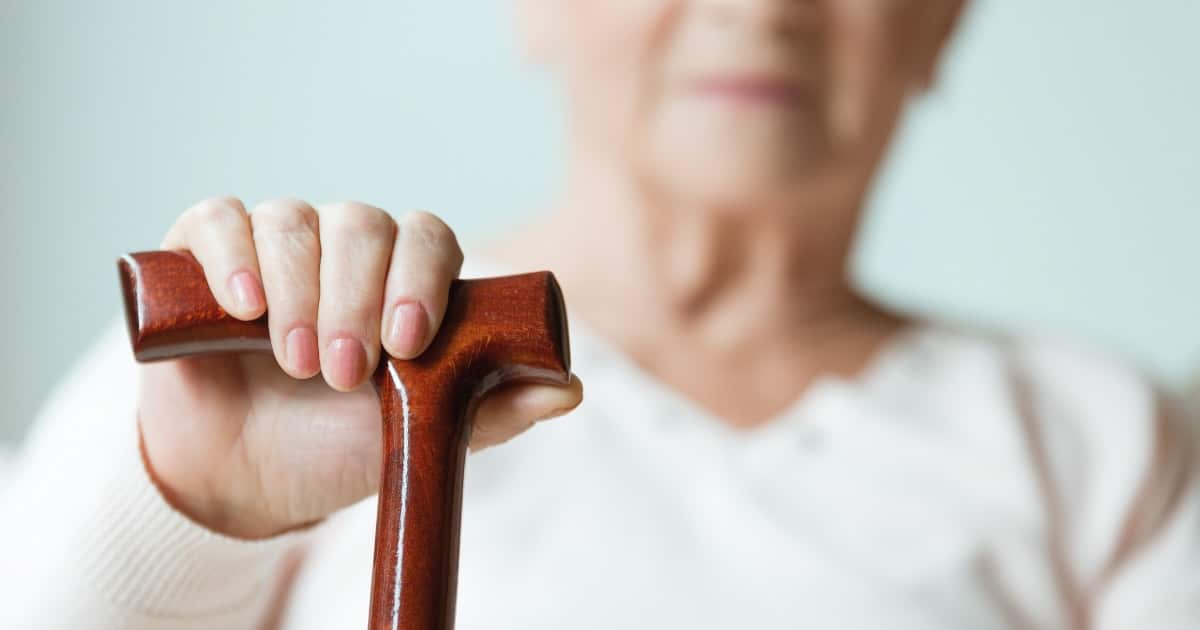 Protección y tutela de adultos 1 persona adulta con bastón