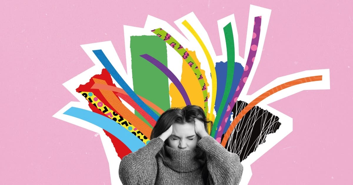 chica sujetándose la cabeza de dolor